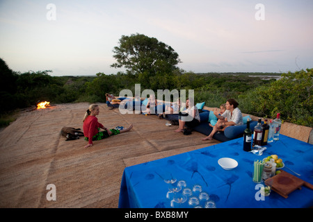 Les touristes sur les chaises longues à Manda Bay Resort en Afrique Kenya Banque D'Images