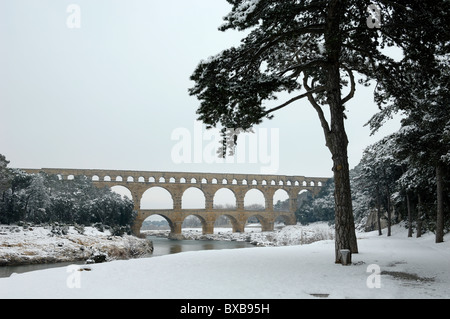 Pont du Gard aqueduc romain et architecture classique sous la neige en hiver, Remoulins, près de Nîmes, France Banque D'Images