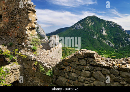 Spectaculaire vue sur la vallée de la Boulzane château de Puilaurens. Puilaurens, Aude, Languedoc-Roussillon, France. Banque D'Images