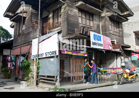 Scène de rue avec maison traditionnelle, Cebu City, Philippines Banque D'Images