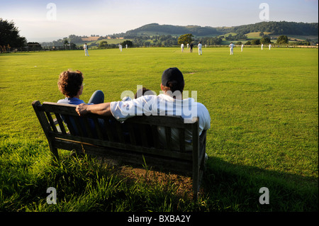 Soirée au village un match de cricket cricket ground North Nibley Gloucestershire UK Banque D'Images