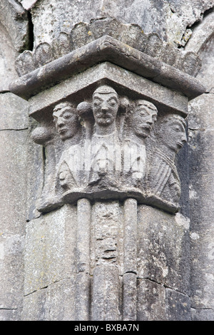 Capital sculpté dans Kilfenora Cathédrale, le Burren, comté de Clare, Munster, Irlande. Banque D'Images