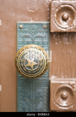 Détail de Texas State seal avec Lone Star et de chêne et des branches d'arbre d'olive sur laiton poignée en bâtiment de Capitol à Austin Banque D'Images