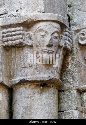 Sculpté dans une capitale Corcomroe Abbey, le Burren, comté de Clare, Munster, Irlande. Un 13e siècle monastère cistercien. Banque D'Images