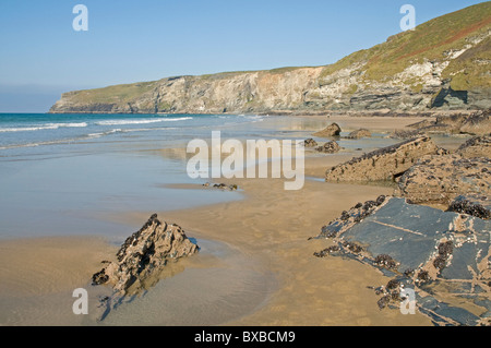 La belle plage de sable fin au volet sur la Trebarwith côte nord des Cornouailles Banque D'Images