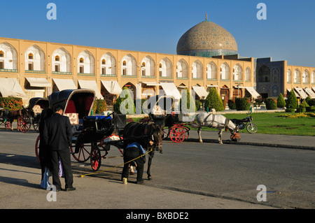 Calèches sur Meidan-e Emam, de Naqsh-e Jahan, Place Imam avec cheikh Lotfollah, mosquée Lotf Allah, Ispahan Banque D'Images