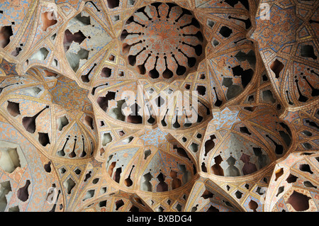 Célèbre dans le plafond acoustique salle de musique, le palais Ali Qapu, Meidan-e Emam, Naqsh-e Jahan, Place Imam Banque D'Images