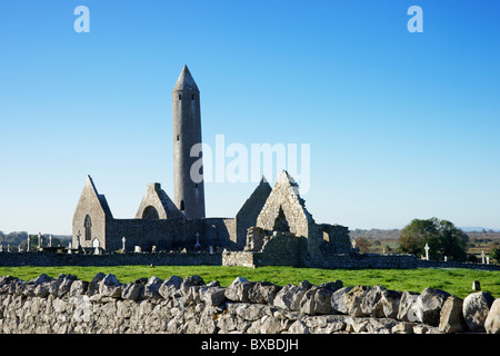 Monastère Kilmacduagh et Tour Ronde, le Burren, comté de Galway, Irlande, Connaught. Banque D'Images