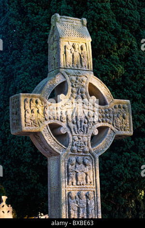 La Croix de Muiredach et la tour ronde à Monasterboice, dans le comté de Louth, Leinster, Irlande. Banque D'Images