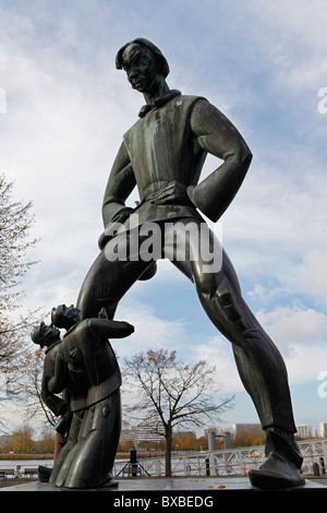 Statue de la 'Lange Wapper' géant à l'extérieur de l'Het Steen à Anvers, Belgique. Banque D'Images