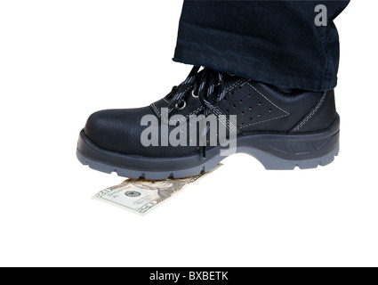 Baknote argent crush aux pieds dans des chaussures noires isolated on white Banque D'Images