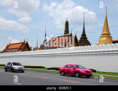 Des taxis et des toits du temple, Bangkok, Thailande, Asie Banque D'Images