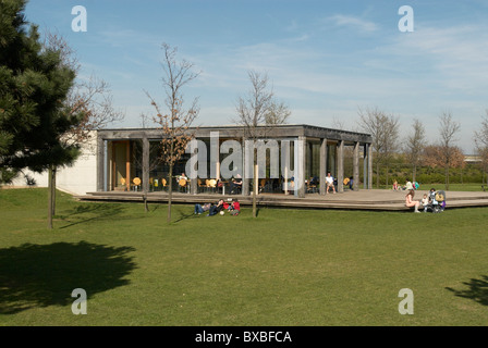 Café à la Thames Barrier Park East London UK Banque D'Images