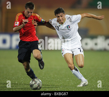 Espagne Le capitaine de l'équipe, Cesar Azpilicueta (l) batailles Mattia Mustacchio de l'Italie (r) au cours d'une Coupe du Monde U-20 2009 ronde de 16 match. Banque D'Images