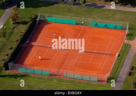 Court de tennis, vue depuis la Tour olympique de Munich, Bavaria, Germany, Europe Banque D'Images