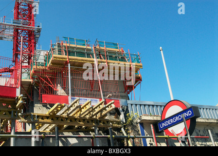 Les travaux de construction pour modifier la station de métro Aldgate East London UK Banque D'Images