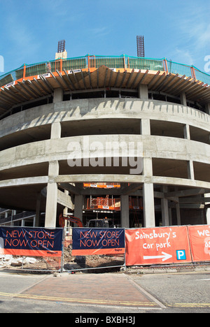 Une rampe circulaire entrée parking en construction d'un nouveau magasin Sainsbury's High Wycombe UK Banque D'Images