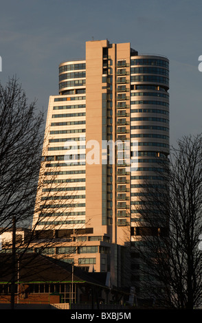 Royaume-uni, Angleterre, dans le Yorkshire, Leeds, Bridgewater Place, de l'habitation et immeuble de bureaux à côté rivière Aire Banque D'Images