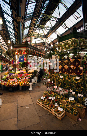 Royaume-uni, Angleterre, dans le Yorkshire, Leeds, Nouveau Marché Kirkgate Market Street, intérieur, de l'échoppe de marché vendre des couronnes de Noël Banque D'Images