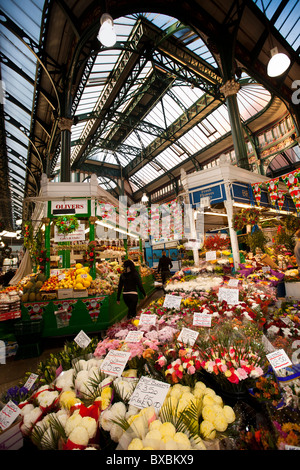 Royaume-uni, Angleterre, dans le Yorkshire, Leeds, Nouveau Marché Kirkgate Market Street, intérieur, étals de marché à Noël Banque D'Images