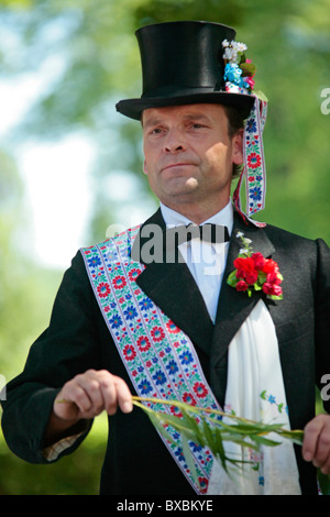 Membre du groupe Rubisko en costume local Luebbenau pendant un mariage traditionnel cortège, Spreewald, Brandenburg, Allemagne Banque D'Images