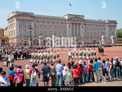 Relève de la garde devant le palais de Buckingham à Londres, régiment indien Banque D'Images