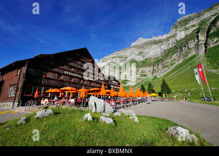 Berghotel Schwaegalp avec câble voiture en face de Saentis, La montagne la plus haute montagne dans les montagnes de l'Alpstein Banque D'Images