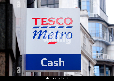 Logo sur un magasin de la chaîne de supermarchés Tesco, Tesco Express, Londres, Angleterre, Royaume-Uni, Europe Banque D'Images