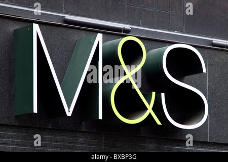 Logo sur un magasin de commerce de détail Marks and Spencer sur Oxford Street à Londres, Angleterre, Royaume-Uni, Europe Banque D'Images