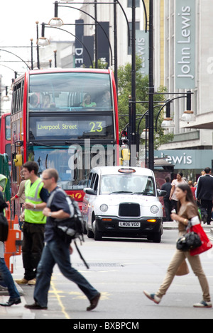 Double-decker bus sur Oxford Street à Londres, Angleterre, Royaume-Uni, Europe Banque D'Images