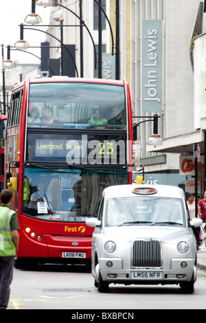 Double-decker bus sur Oxford Street à Londres, Angleterre, Royaume-Uni, Europe Banque D'Images
