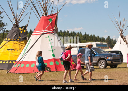 Les touristes à pied en face de tipis au T'suu Tina pow-wow, Bragg Creek, Alberta, Canada Banque D'Images