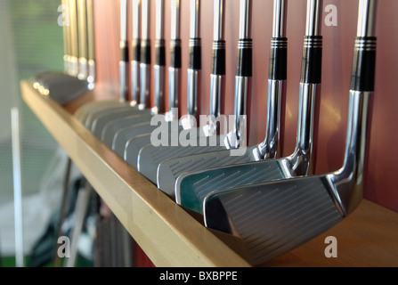 Clubs de golf dans un magasin Banque D'Images