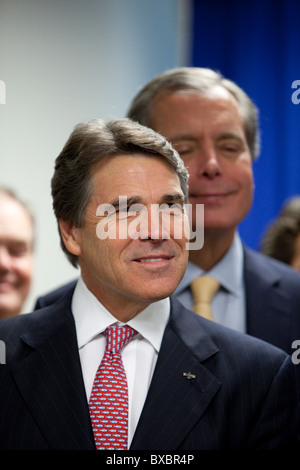 Gouverneur du Texas, Rick Perry, républicain (l) se trouve en face du lieutenant-gouverneur David Dewhurst (r) à la conférence de presse à Austin au Texas Banque D'Images