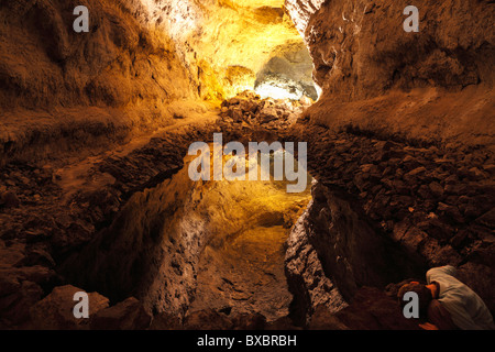La réflexion de l'eau dans une grotte, la Cueva de los Verdes, Lanzarote, Canary Islands, Spain, Europe Banque D'Images