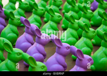 Multitude de lapins de Pâques en plastique dans les rangées, Poznan, Pologne Banque D'Images