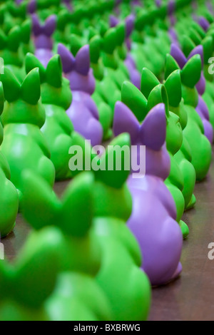 Multitude de lapins de Pâques en plastique dans les rangées, Poznan, Pologne Banque D'Images