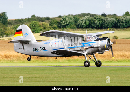 Antonov An-2T'un biplan qui décolle de l'Aérodrome de Duxford Banque D'Images