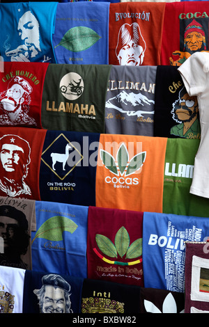 T-shirts avec Che Guevara, Mt Illimani et feuilles de coca sous forme de logo Adidas à vendre en dehors de magasin dans le marché touristique, Calle Linares, la Paz, Bolivie Banque D'Images