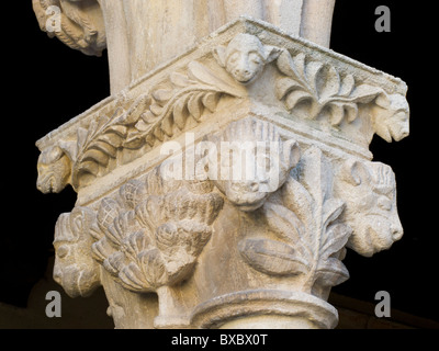 La sculpture sur pierre sur le pilier de la cour intérieure de l'Eglise en Espagne Banque D'Images