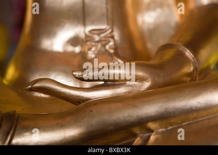 Close up of buddhist main avec la paume vers le haut Banque D'Images