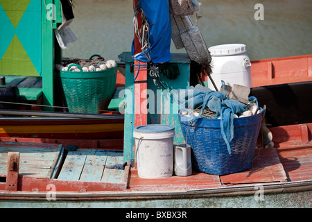Close up de la pêche dans les seaux en plastique sur les bateaux de pêche de crevettes en Thaïlande Banque D'Images