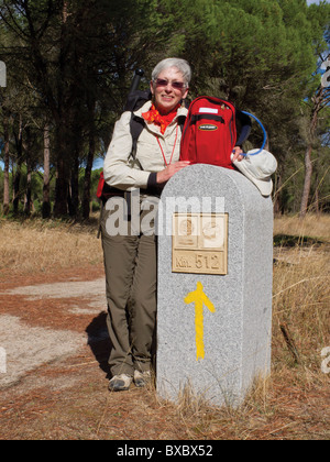 Pilgrim reposant sur le marqueur le long chemin de Compostelle, Espagne. Banque D'Images