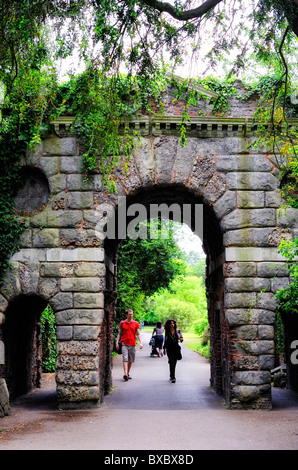 La photo montre l'arche en ruine, une folie dans les jardins de Kew, Richmond, Surrey, UK Banque D'Images