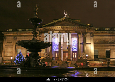 Walker Art Gallery de Liverpool et de la fontaine à Noël, Merseyside, England, UK Banque D'Images