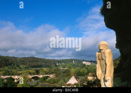 France, Périgord, Dordogne, vallée de la vézère, Les Eyzies de Tayac, Musée Préhistorique, Statue de l'homme primitif Banque D'Images