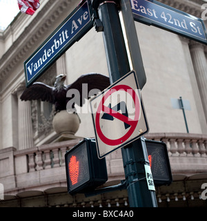 Vanderbilt et signes East 42nd Street à Manhattan, New York City, États-Unis Banque D'Images