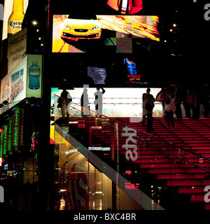Des panneaux publicitaires à Times Square Manhattan, New York City, États-Unis Banque D'Images