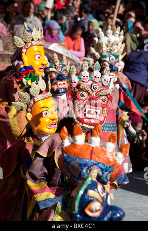 Masque bouddhiste dancers performing pendant le festival Gustor Thiksey au Ladakh. Banque D'Images