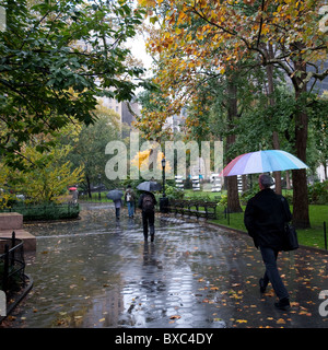 Les gens qui marchent dans le Madison Square Park, à Manhattan, New York City, États-Unis Banque D'Images